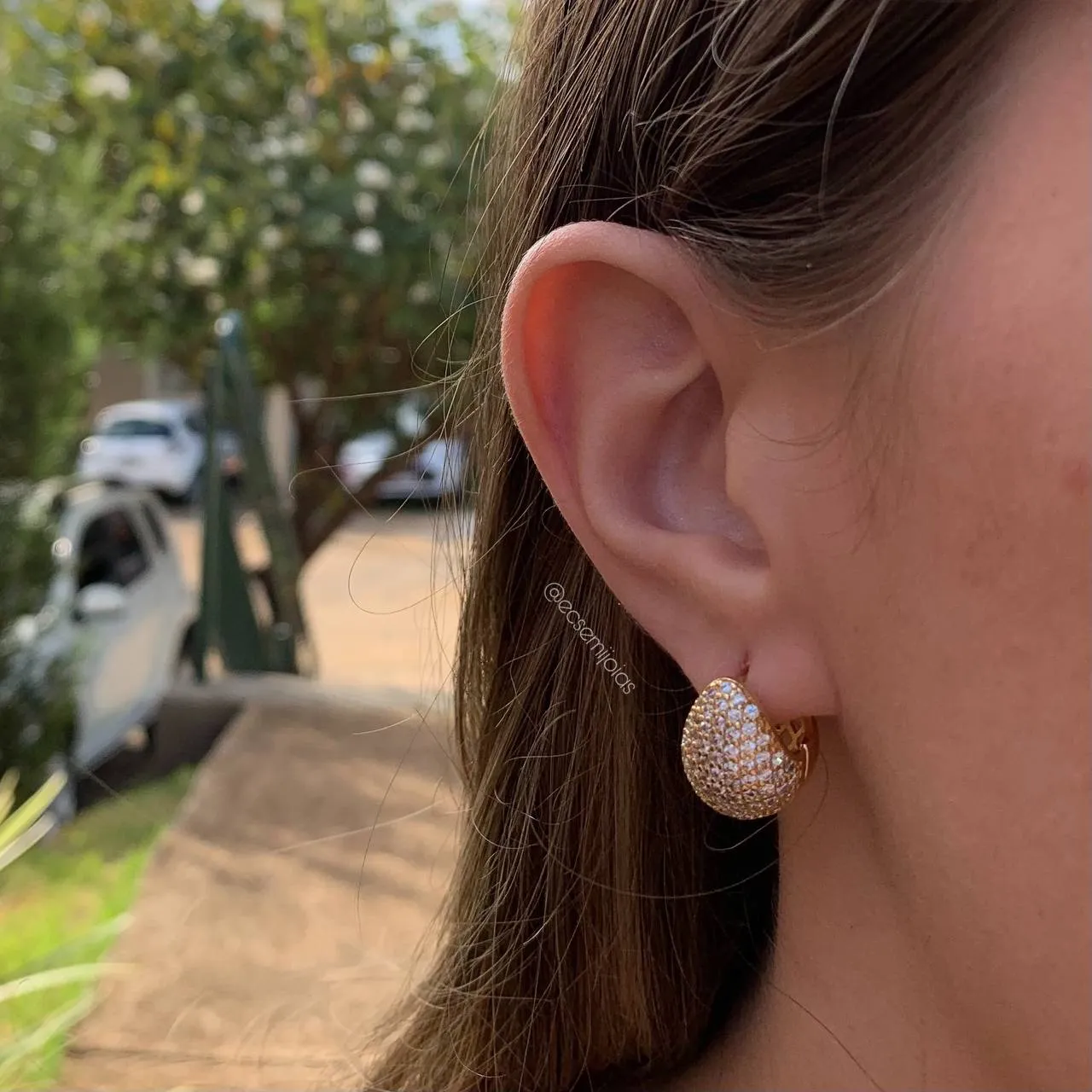 Brinco argola gota fofa cravejada na frente - banhado a ouro 18k