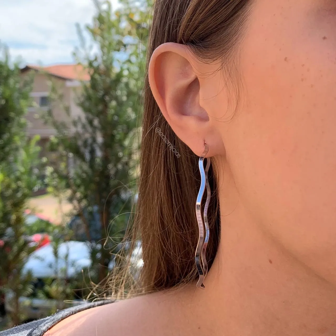 Brinco argola grande ondulada - banhado a ródio branco
