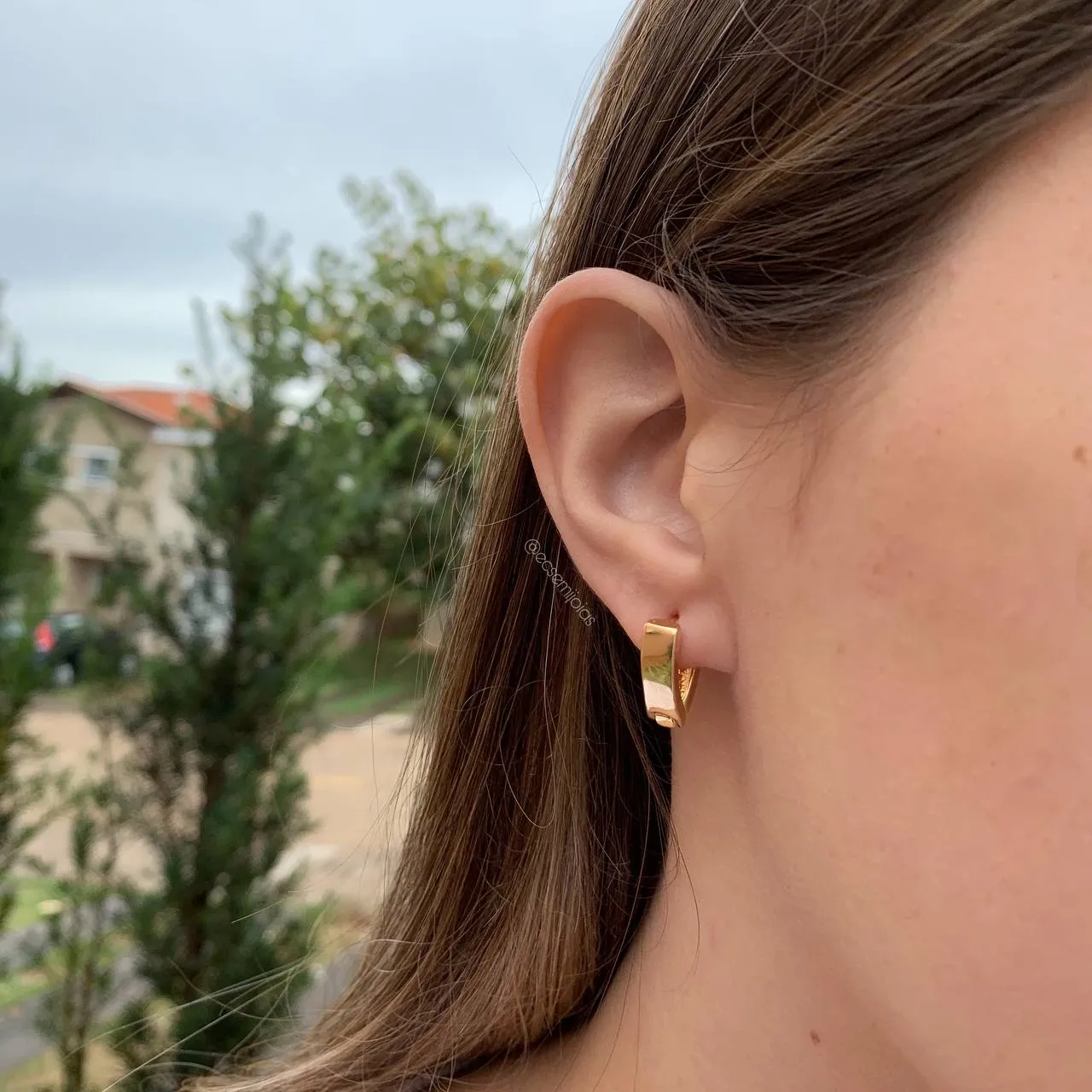 Brinco argola lisa triangulo larga com borda - banhado a ouro 18k