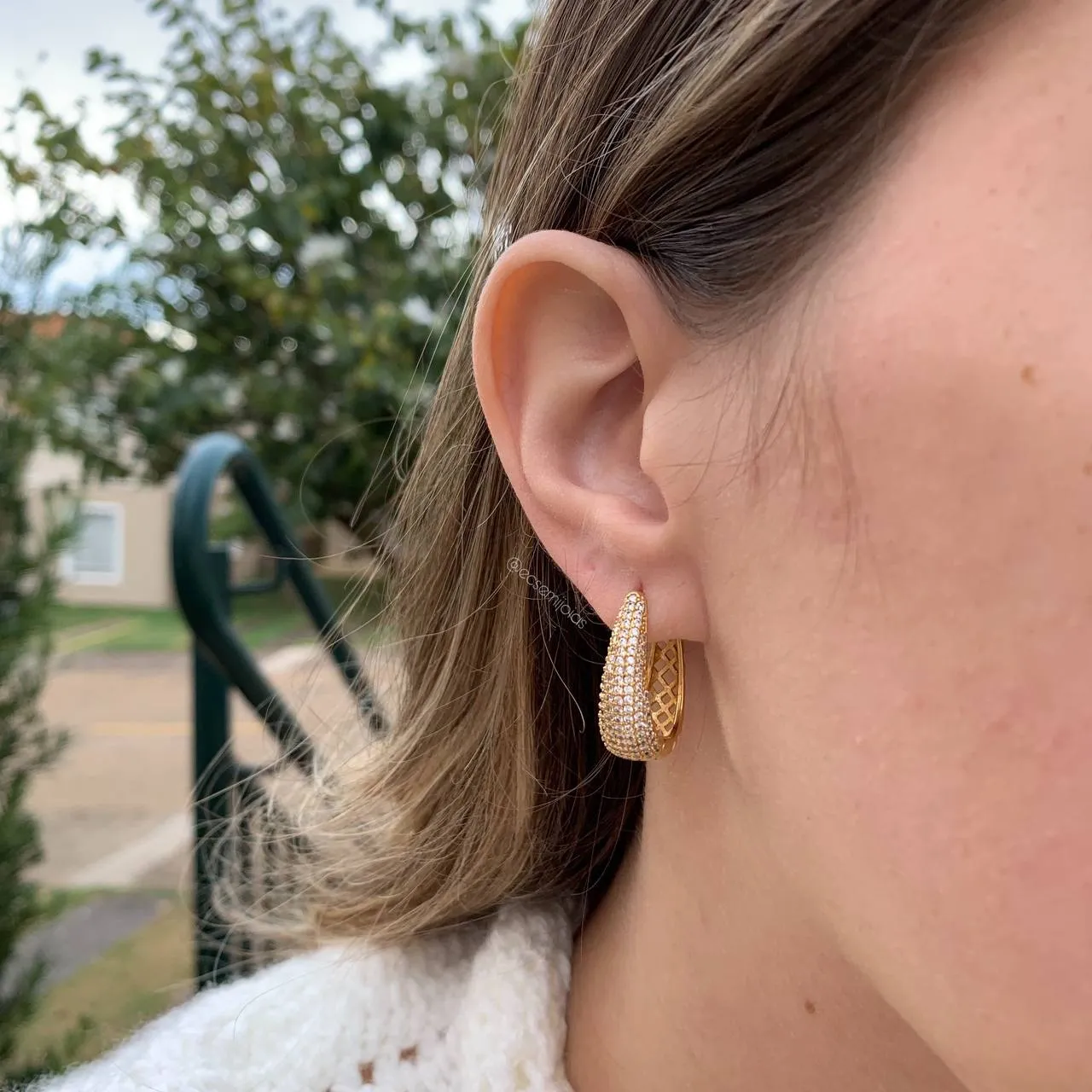 Brinco argola média gota cravejada com 7 fileiras de zircônias - banhado a ouro 18k