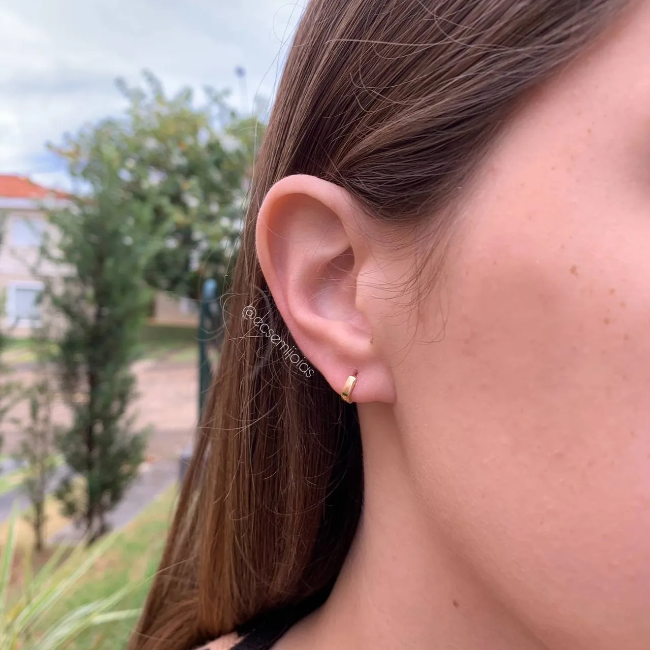 Brinco argola pequena 0.80 cm lisa - banhado a ouro 18k