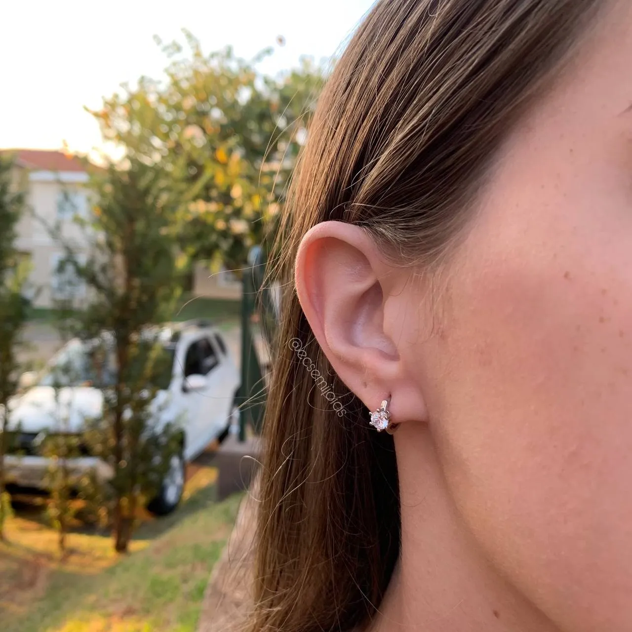 Brinco argola pequena com 1 pedra solitária - banhado a ródio branco