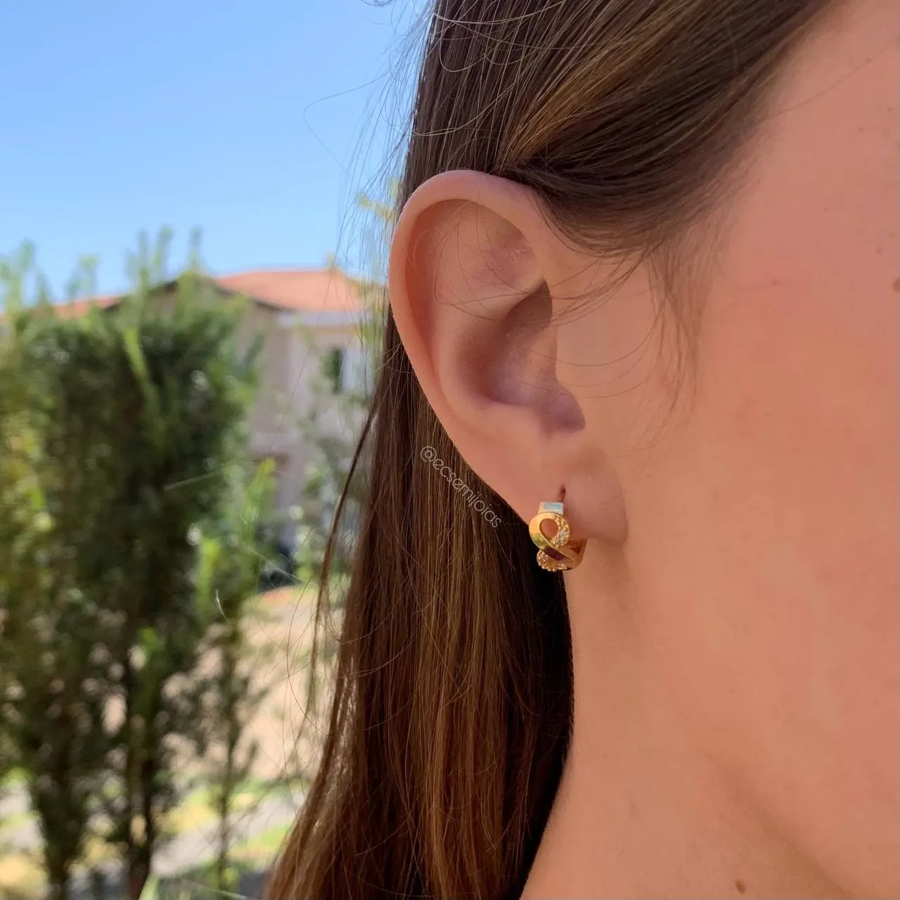 Brinco argola pequena com infinito na frente - banhado a ouro 18k