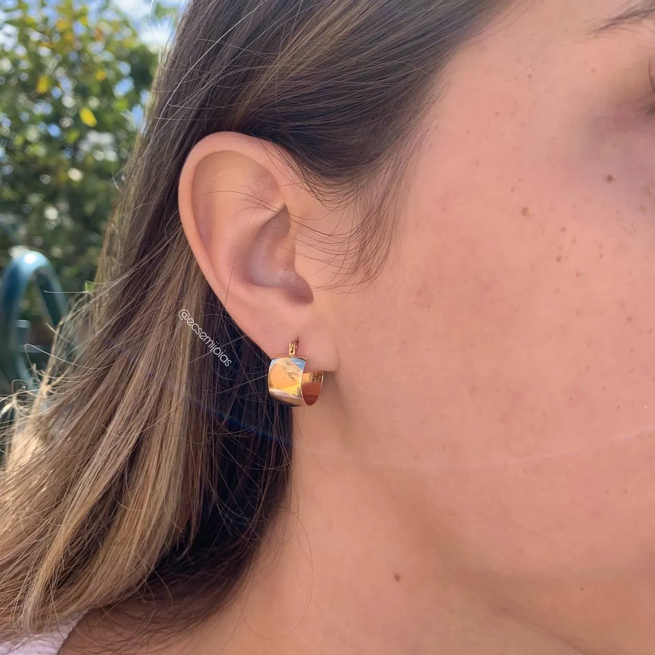 Brinco argola pequena grossa lisa cilindrica sem tarraxa - banhado a ouro 18k