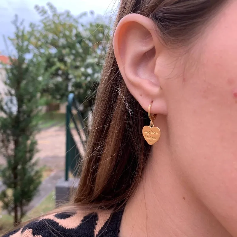 Brinco argola pequena lisa com coração escrito pendurado - banhado a ouro 18k