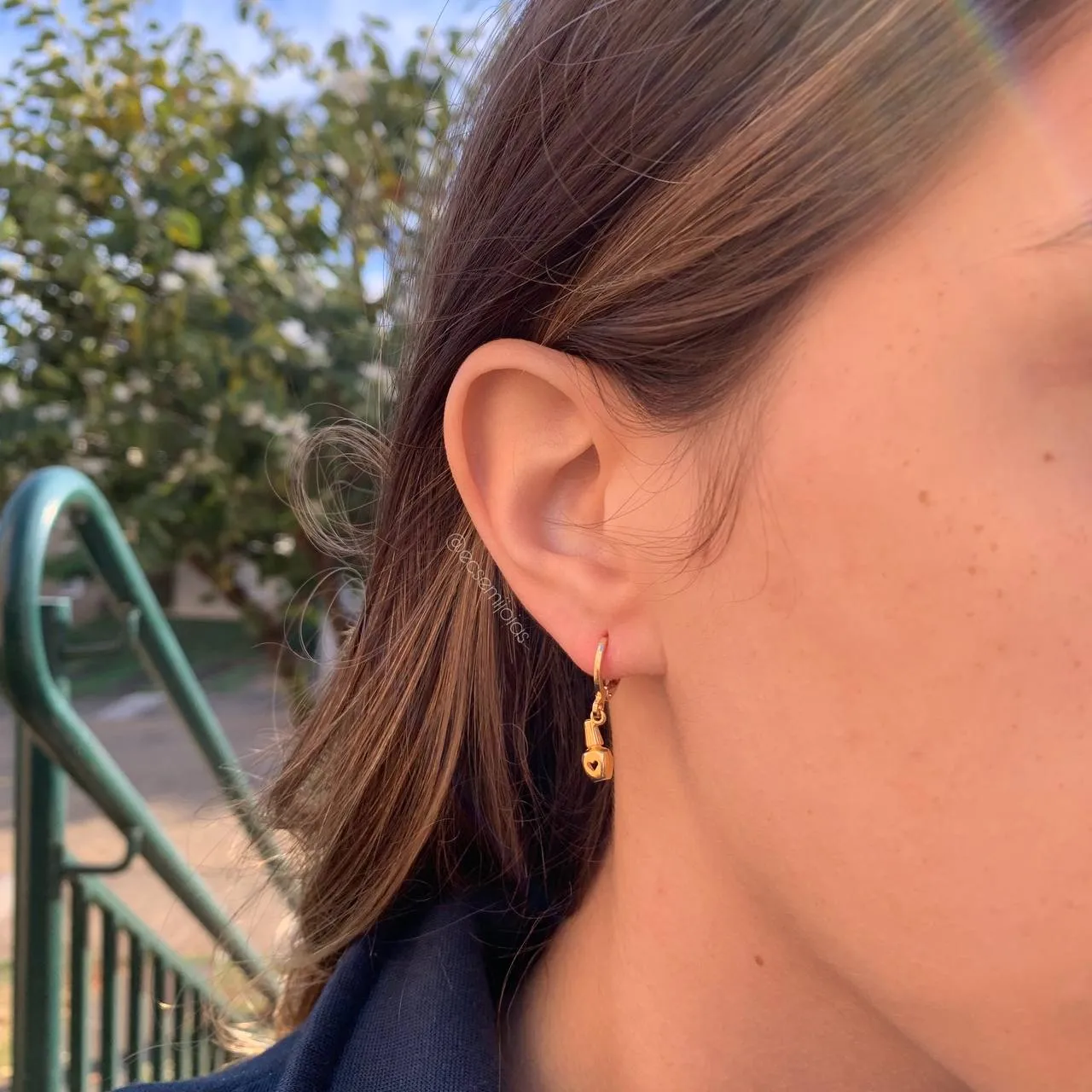 Brinco argola pequena lisa com esmalte pendurado - banhado a ouro 18k