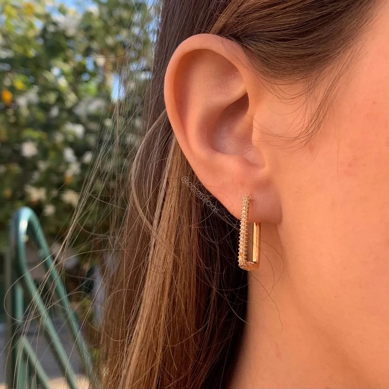 Brinco argola quadrada cravejado - banhado a ouro 18k