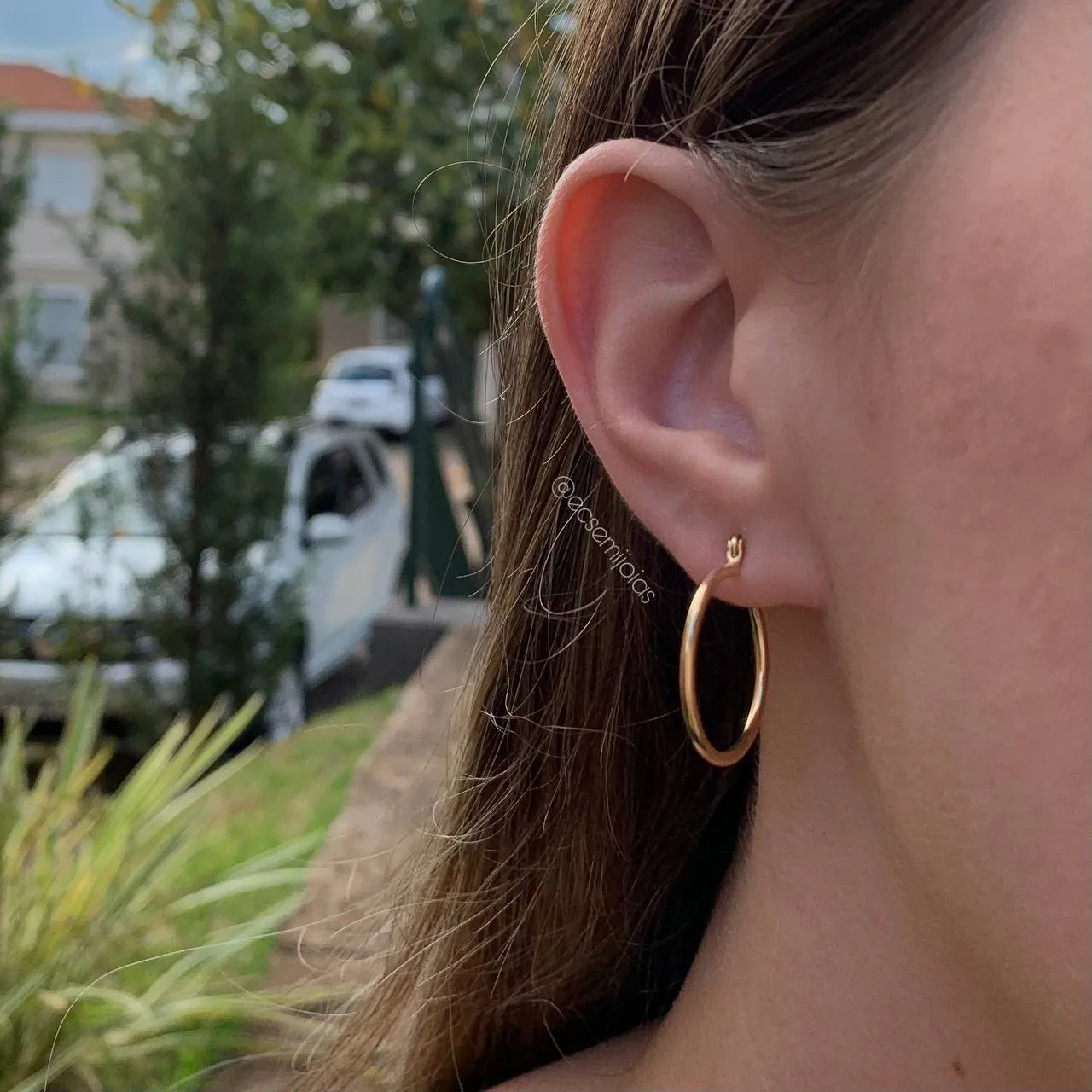 Brinco argola tubolar mais fina c/ trava 2cm - banhado a ouro 18k