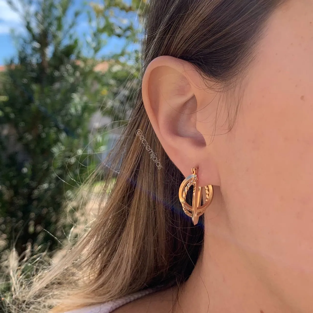 Brinco argola vários fios diferentes e tranqueta - banhado a ouro 18k