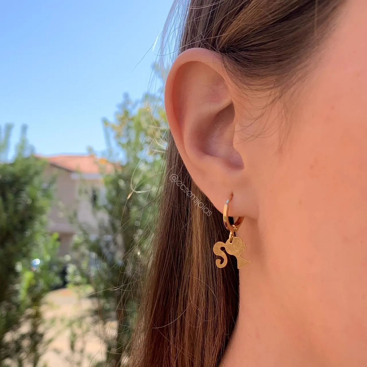 Brinco argolinha com barbie - banhado a ouro 18k