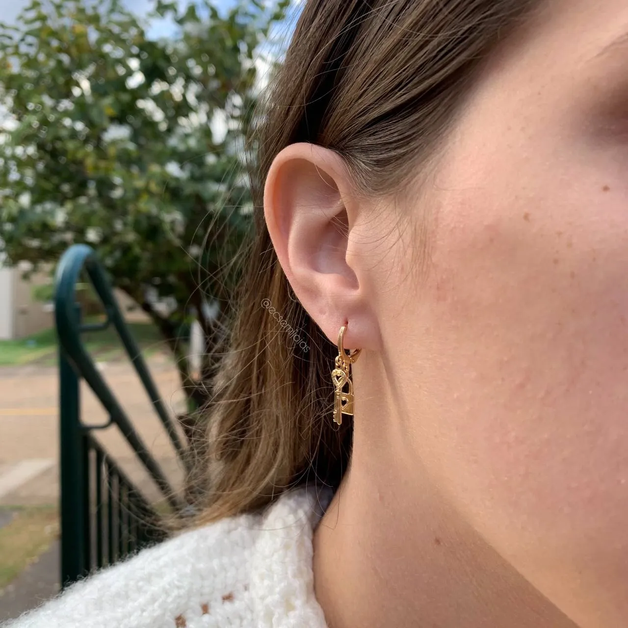 Brinco argolinha com cadeado e chave pendurados - banhado a ouro 18k