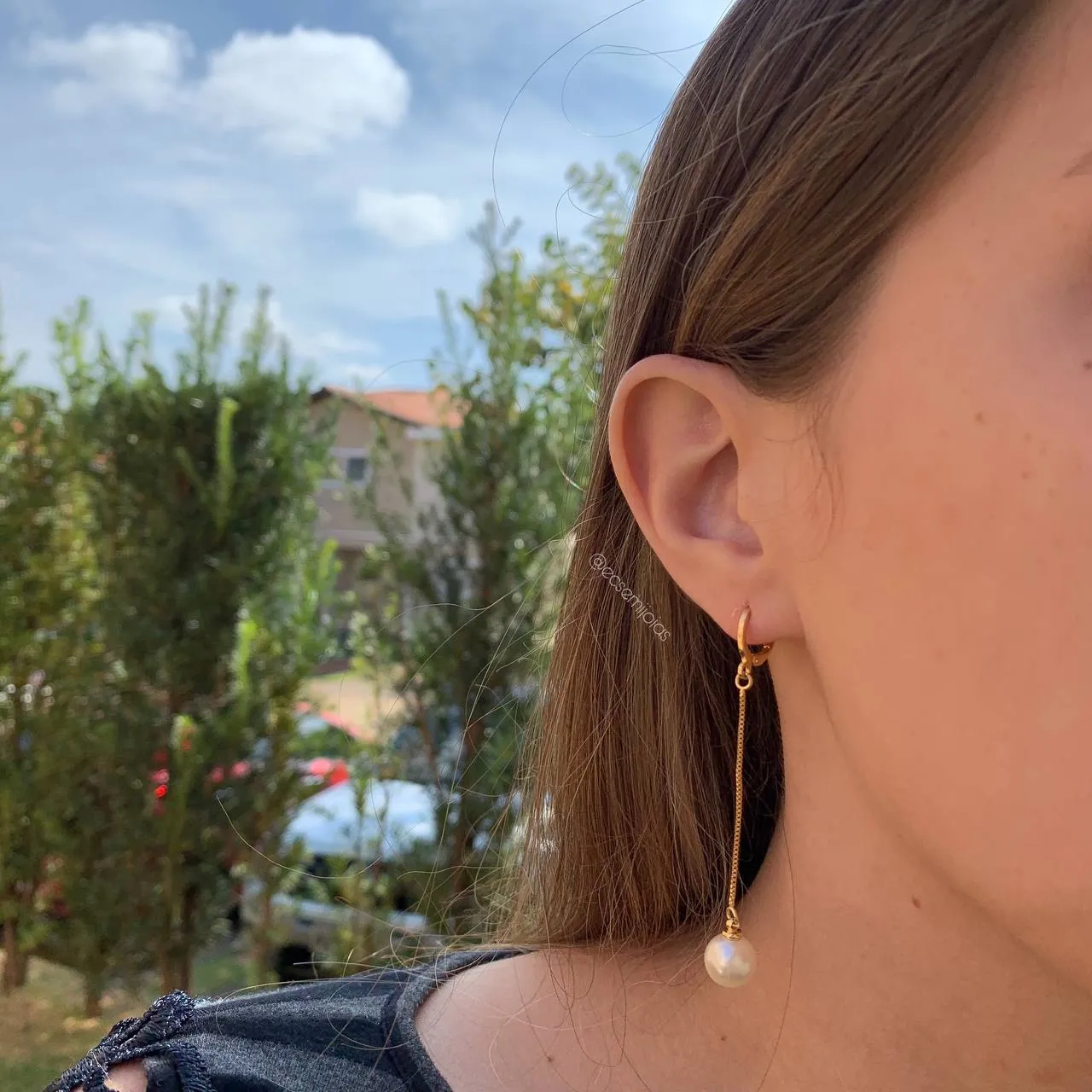 Brinco argolinha com corrente veneziana e perola pendurada - banhado a ouro 18k