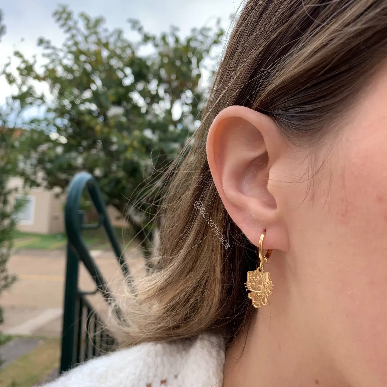 Brinco argolinha com hello kit pendurada - banhado a ouro 18k