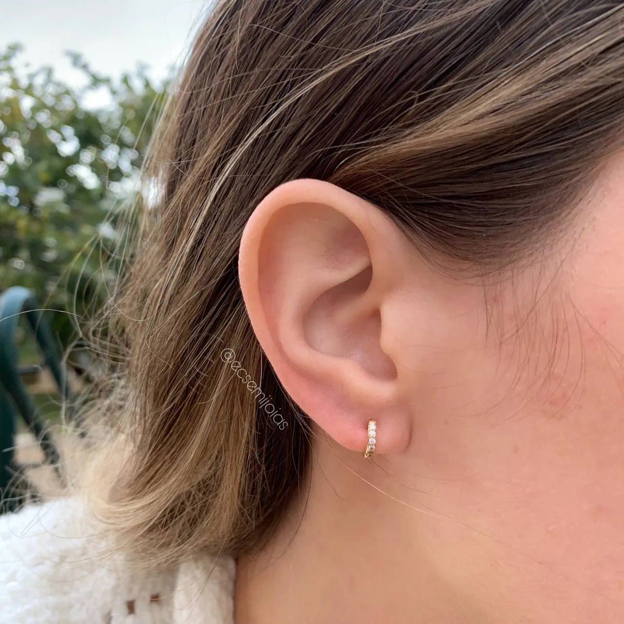 Brinco argolinha menor cravejada com 1 fileira de zircônia - banhado a ouro 18k