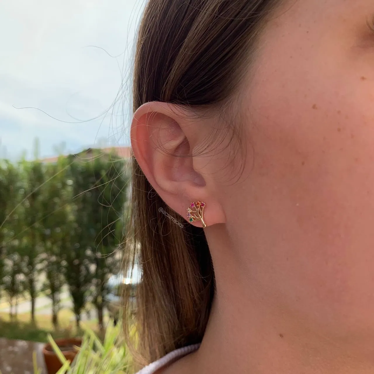 Brinco arvore  cravejada  - banhado a ouro 18k