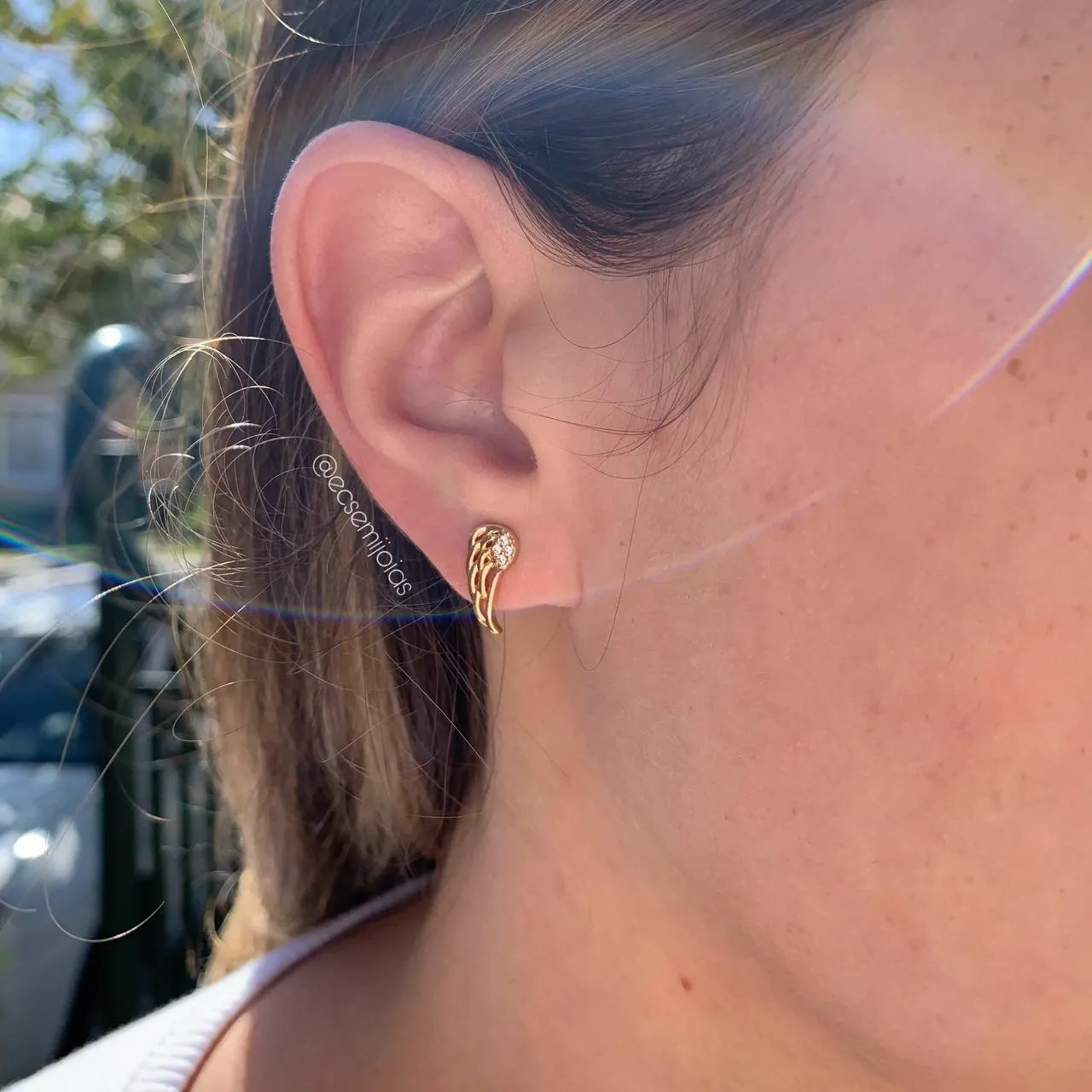 Brinco asas com 4 zircônias - banhado a ouro 18k
