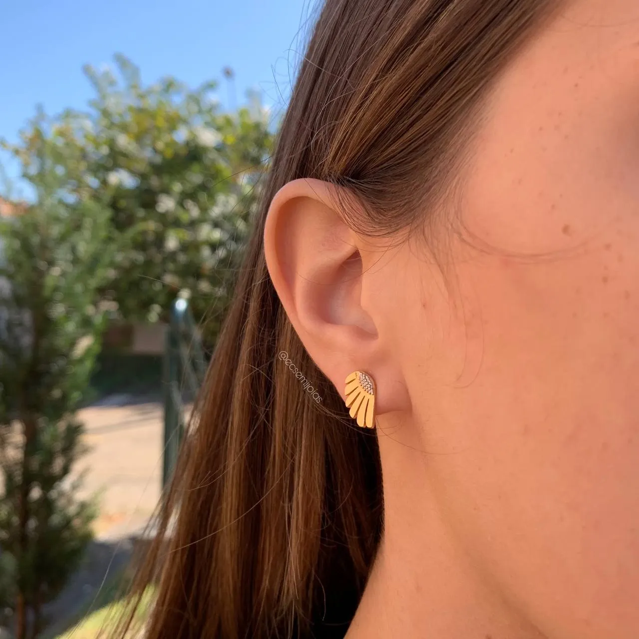 Brinco asas liso com aplique no centro - banhado a ouro 18k