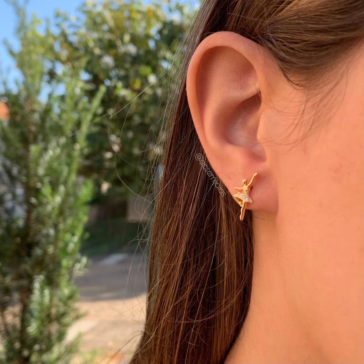 Brinco  bailarina cravejada delicada - banhado a ouro 18k