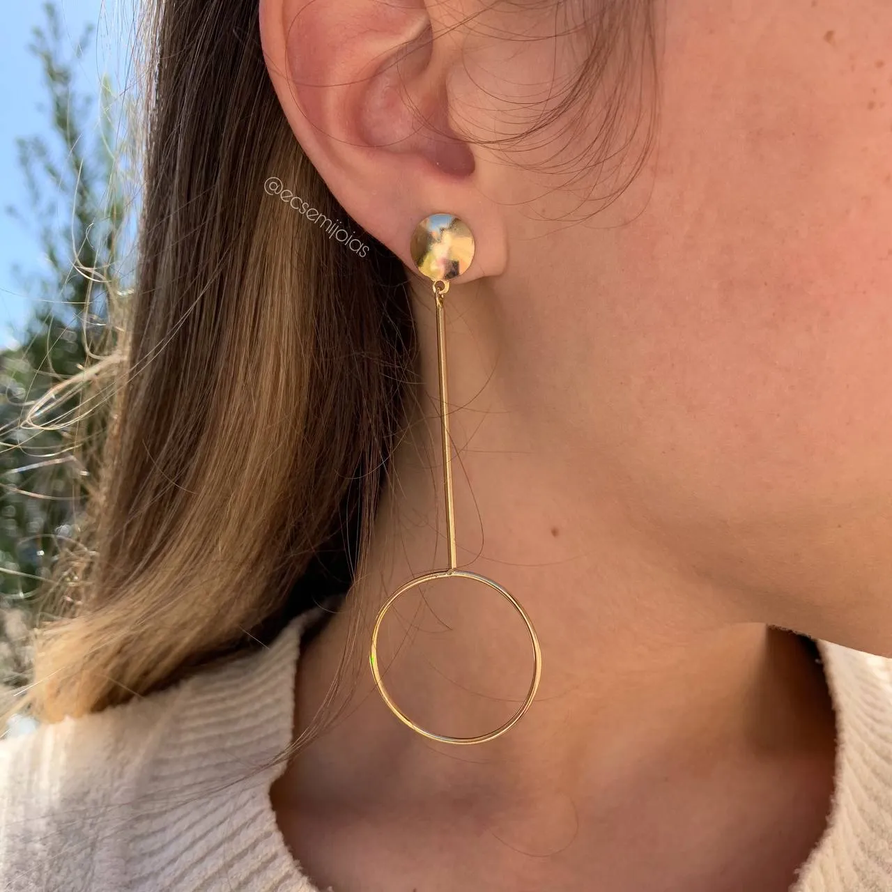 Brinco base redonda com fio e argola pendurados - banhado a ouro 18k