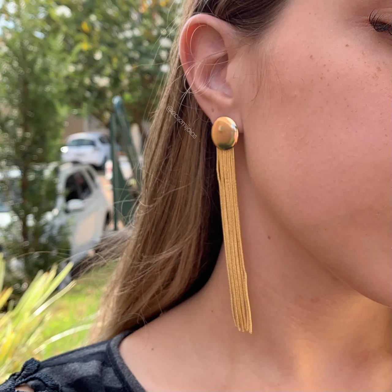 Brinco base redonda com franjas de rabo de rato - banhado a ouro 18k