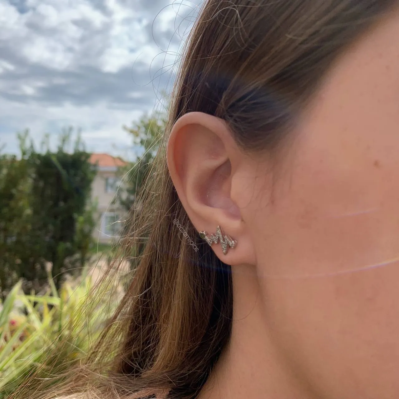 Brinco batimento cravejado - banhado a ródio branco