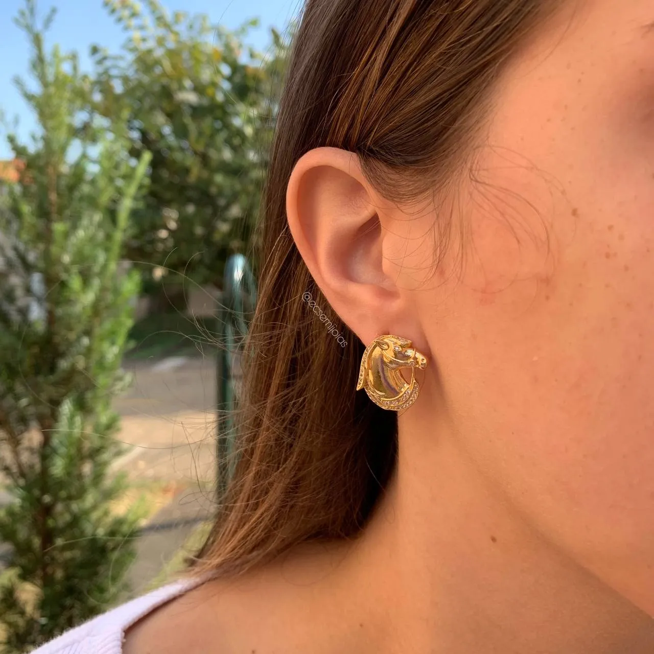 Brinco cabeça de cavalo - banhado a ouro 18k