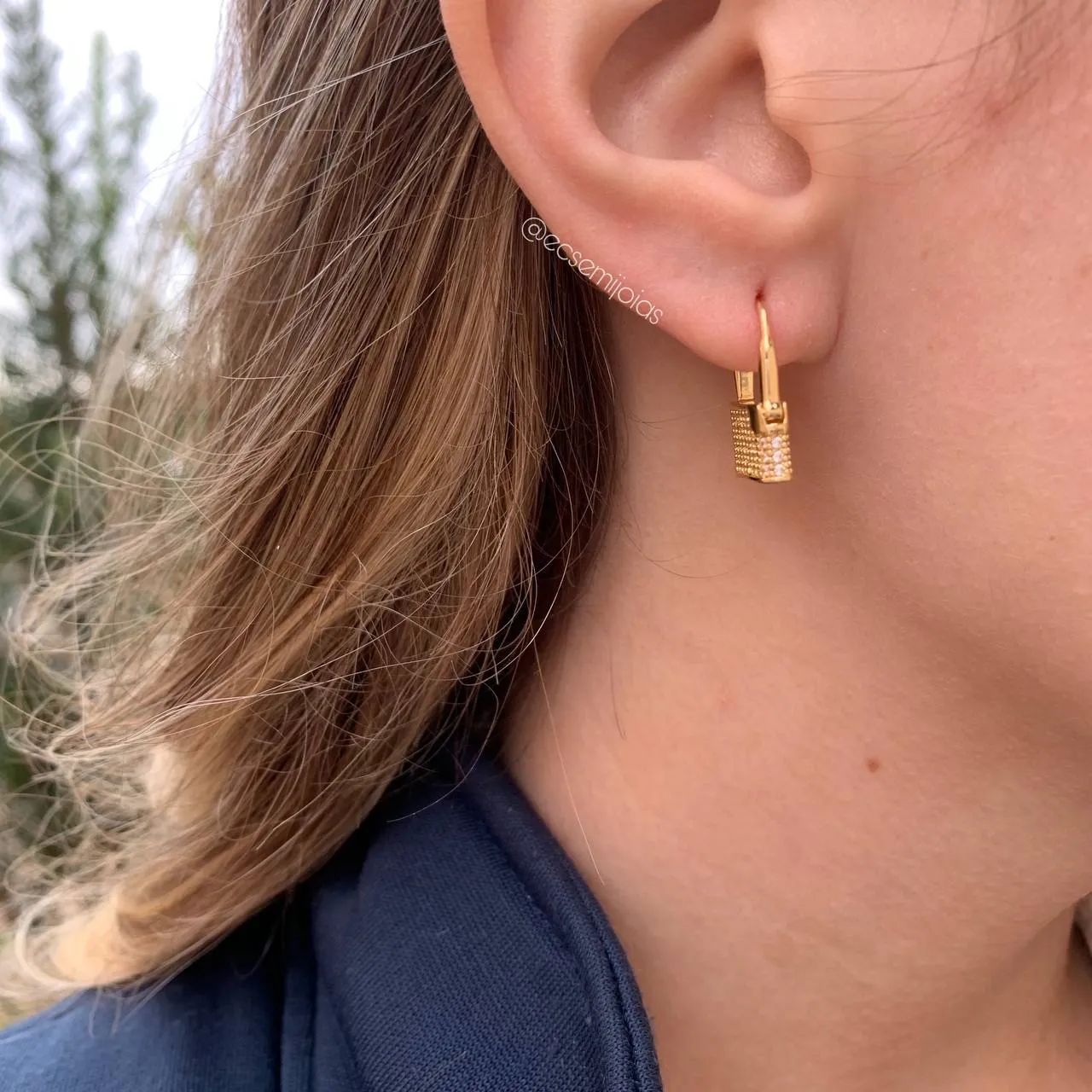 Brinco cadeado cravejado - banhado a ouro 18k