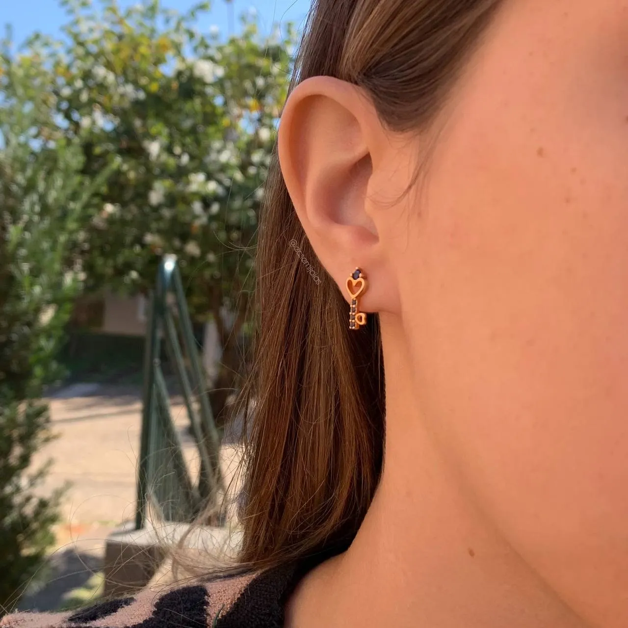 Brinco chave com zircônias - banhado a ouro 18k