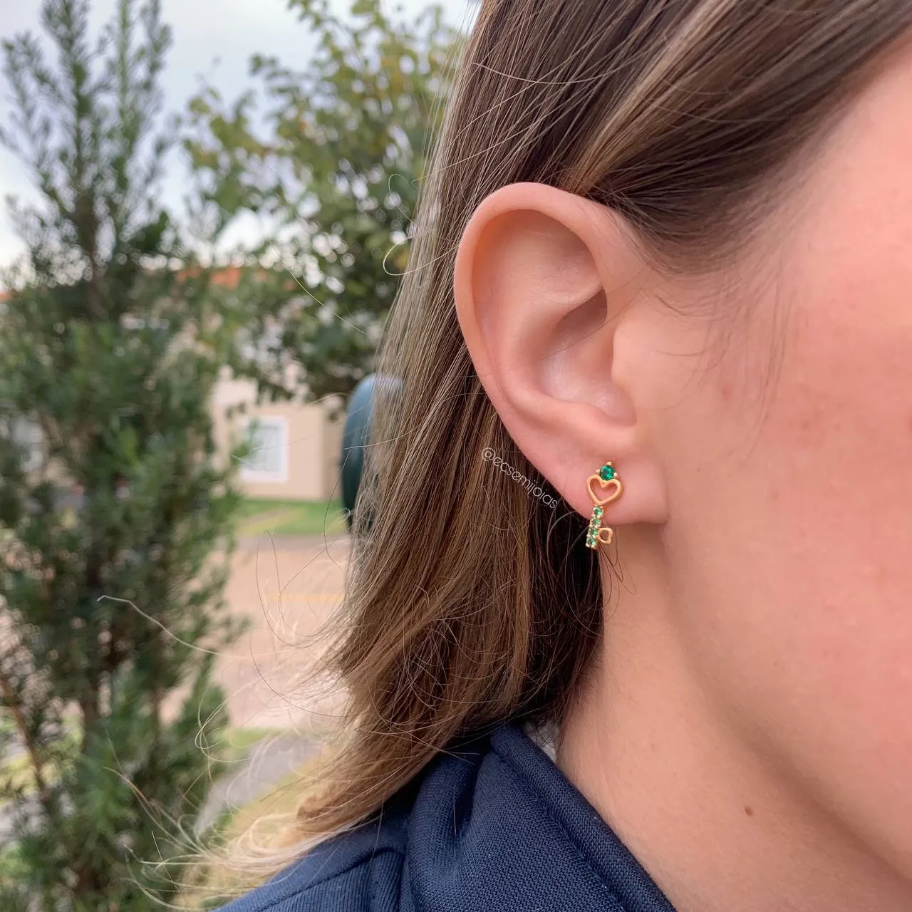 Brinco chave com zircônias - banhado a ouro 18k