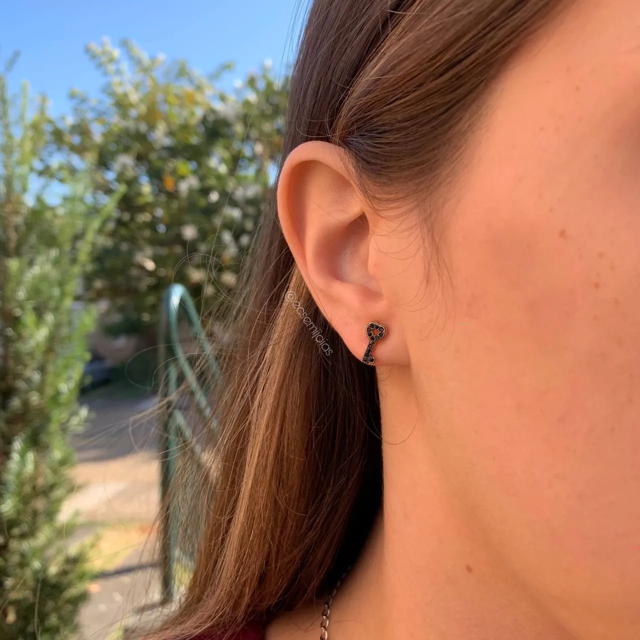 Brinco chave Tiffany cravejada - banhado a ouro 18k