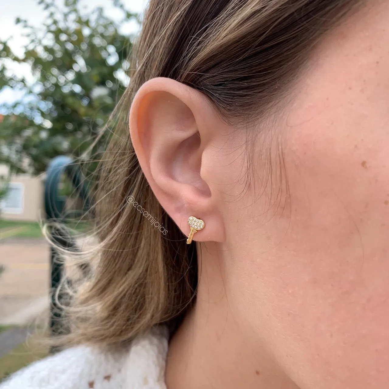 Brinco chavinha cravejado - banhado a ouro 18k