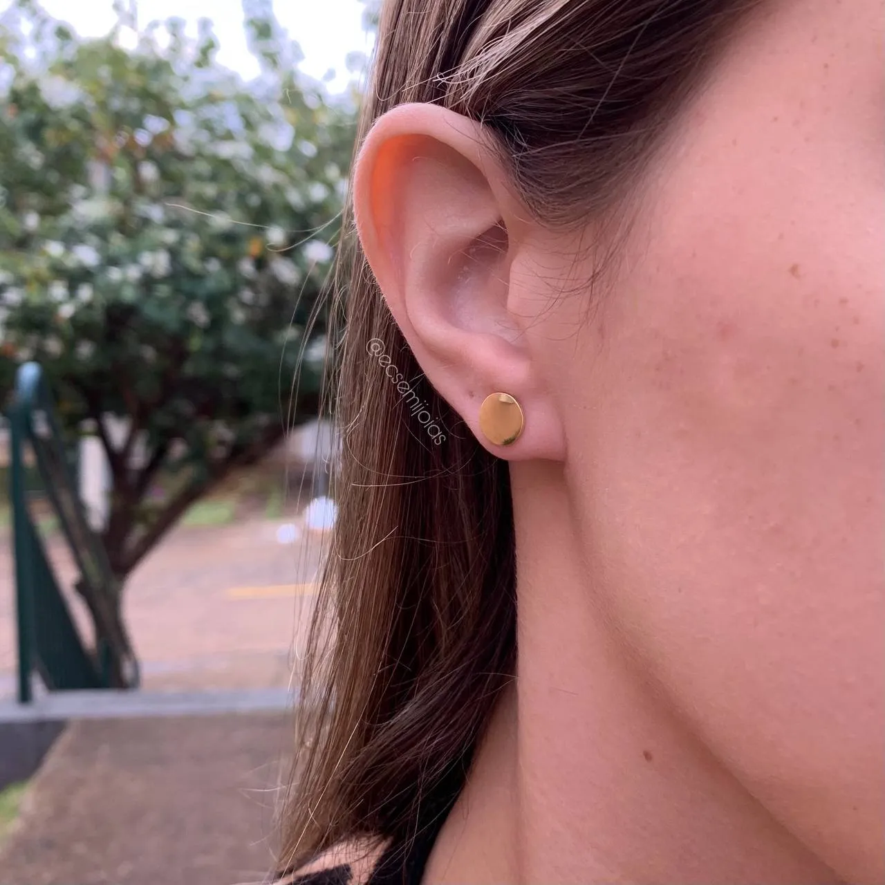 Brinco circulo pequeno liso - banhado a ouro 18k