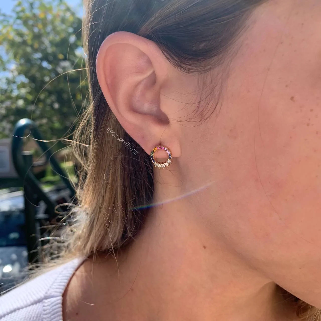 Brinco circulo vazado cravejado com 5 pedrinhas em baixo - banhado a ouro 18k