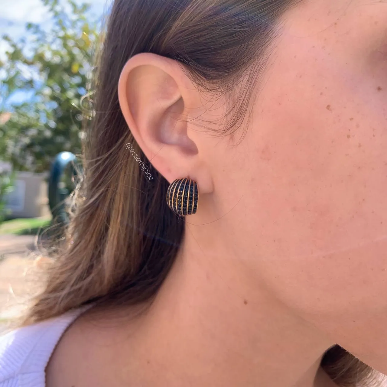 Brinco concha cravejada - banhado a ouro 18k
