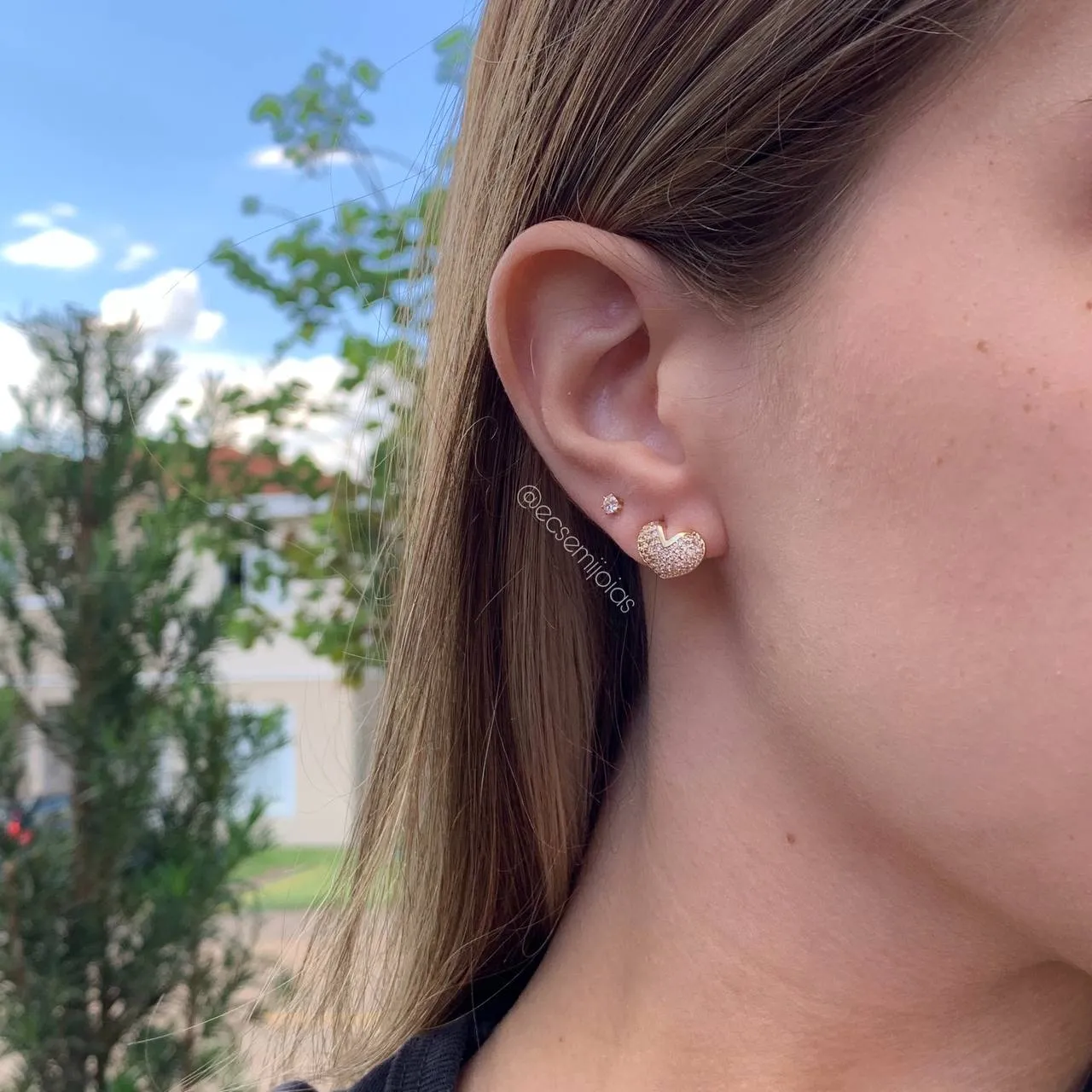 Brinco coração aberto diagonal - banhado a ouro 18k