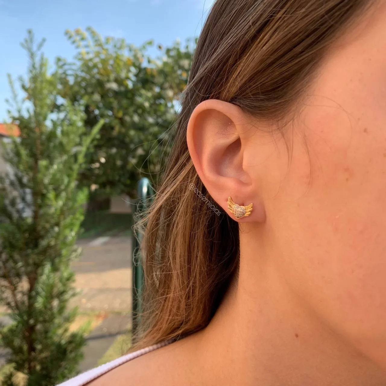 Brinco coração cravejado com asas - banhado a ouro 18k