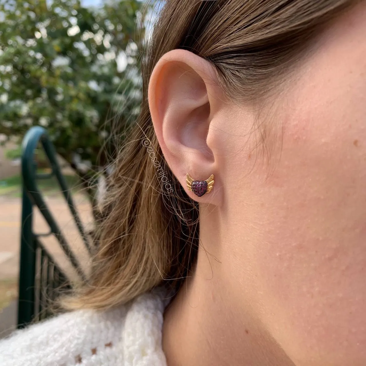 Brinco coração cravejado com asas - banhado a ouro 18k