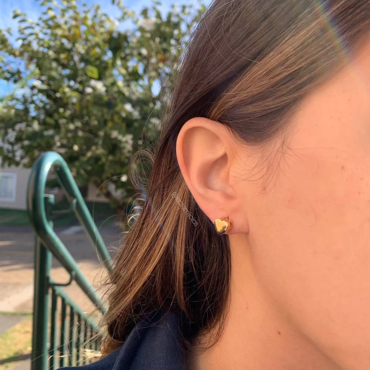 Brinco coração liso pequeno com galeria - banhado a ouro 18k