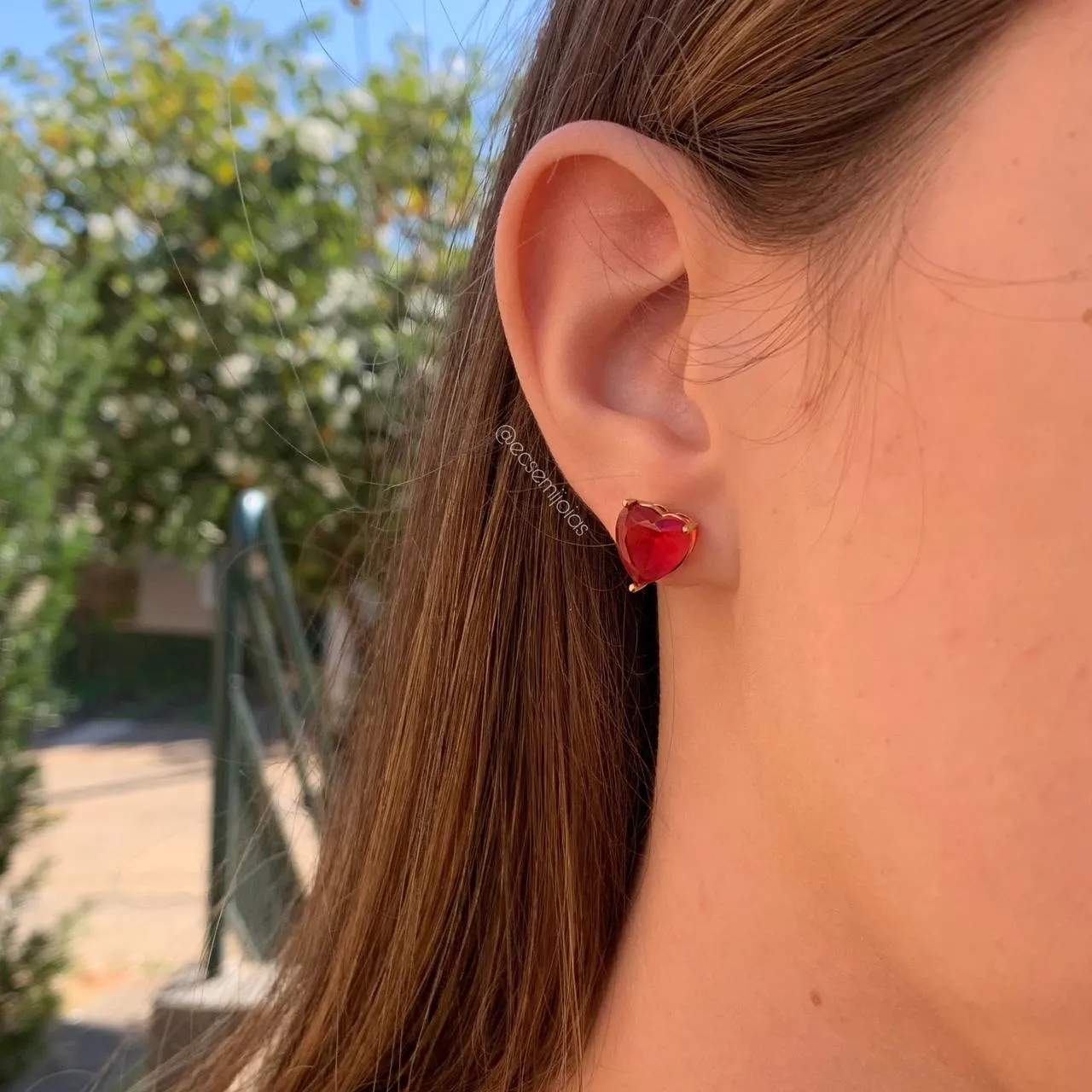 Brinco coração pedra 4 garras médio - banhado a ouro 18k