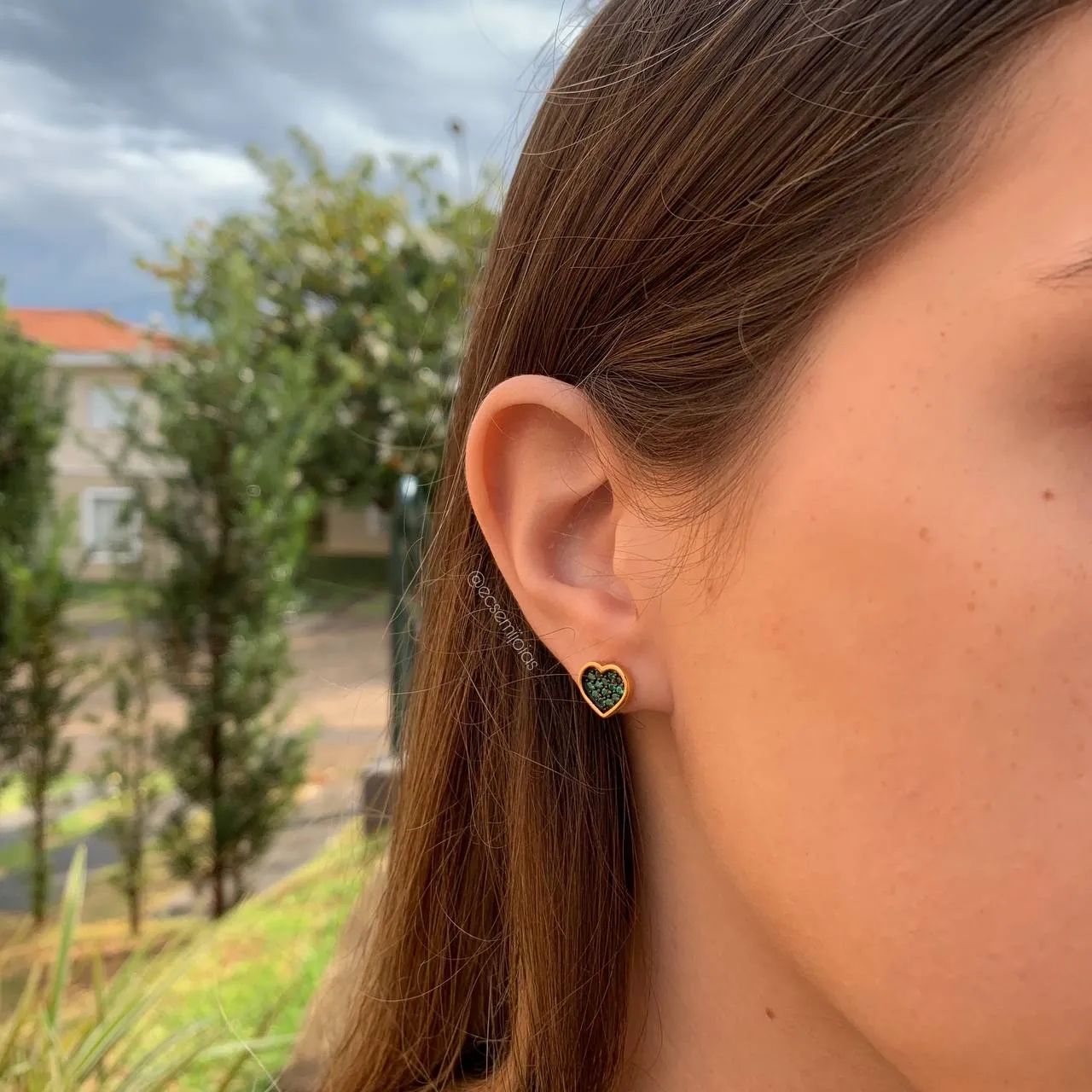 Brinco coração reto cravejado - banhado a ouro 18k