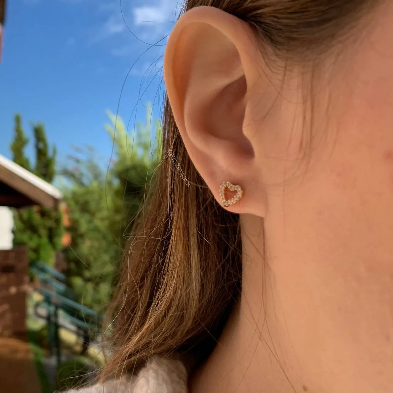 Brinco coração vazado cravejado - banhado a ouro 18k