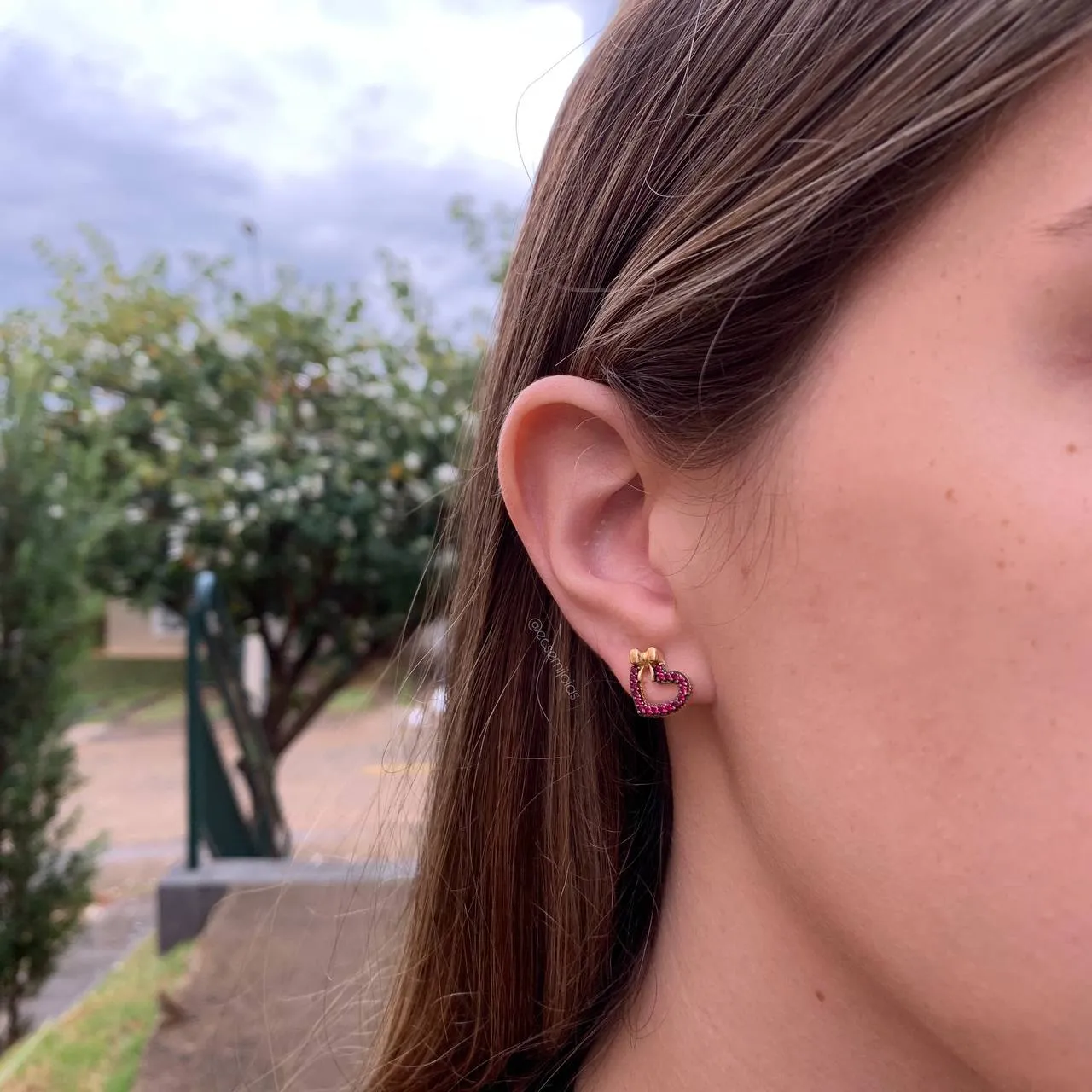 Brinco coração vazado cravejado com lacinho do lado - banhado a ouro 18k
