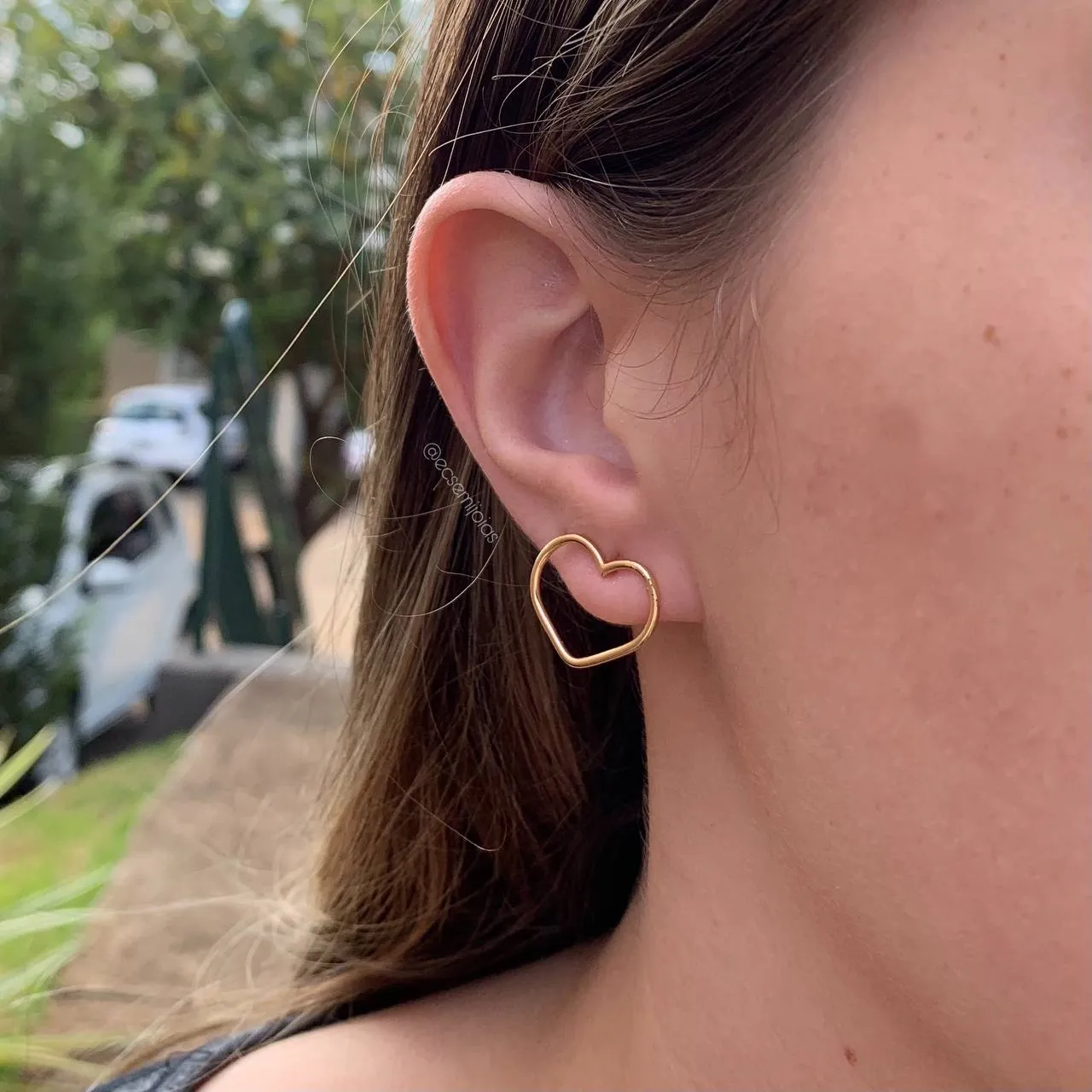 Brinco coração vazado menor - banhado a ouro 18k
