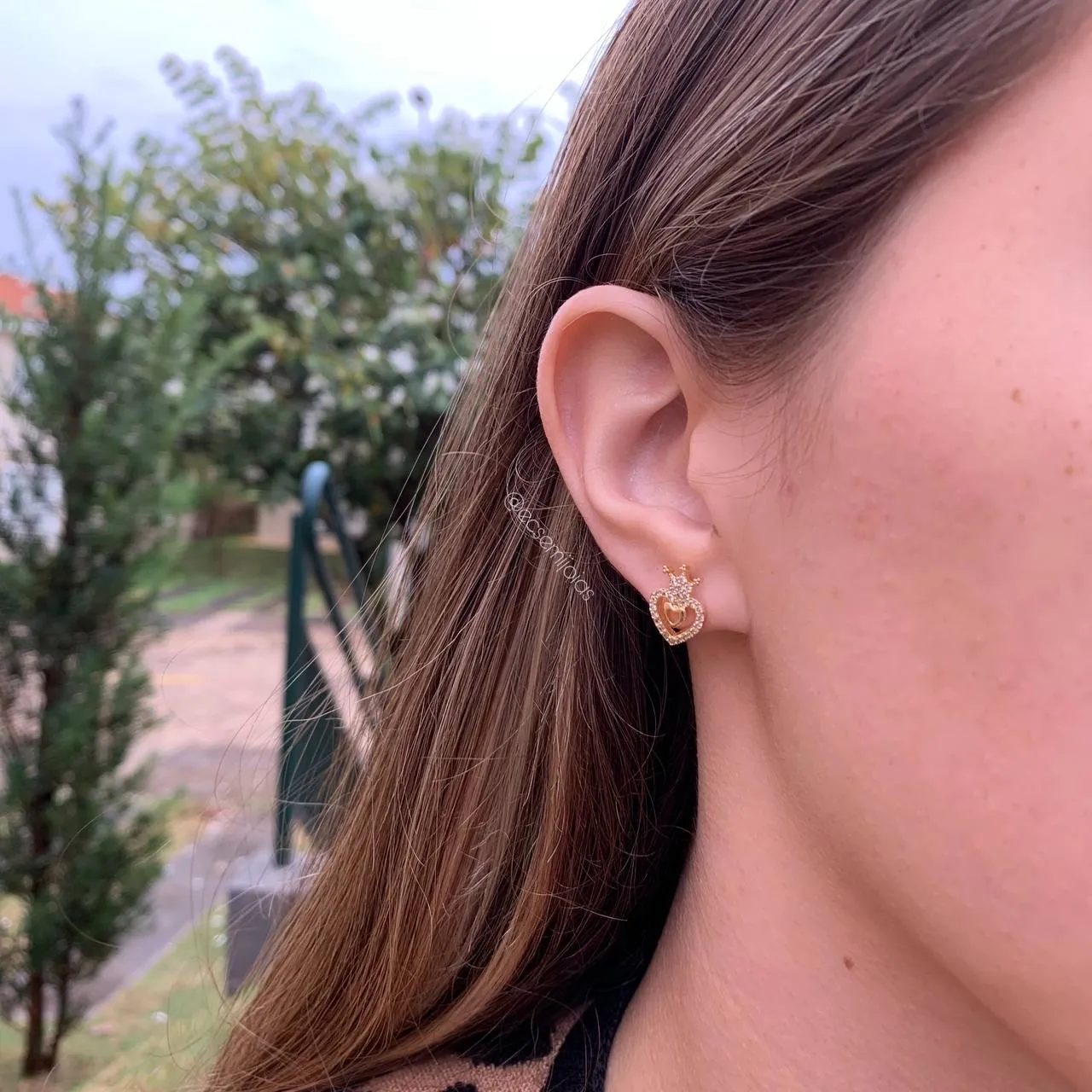 Brinco coroa cravejada - banhado a ouro 18k
