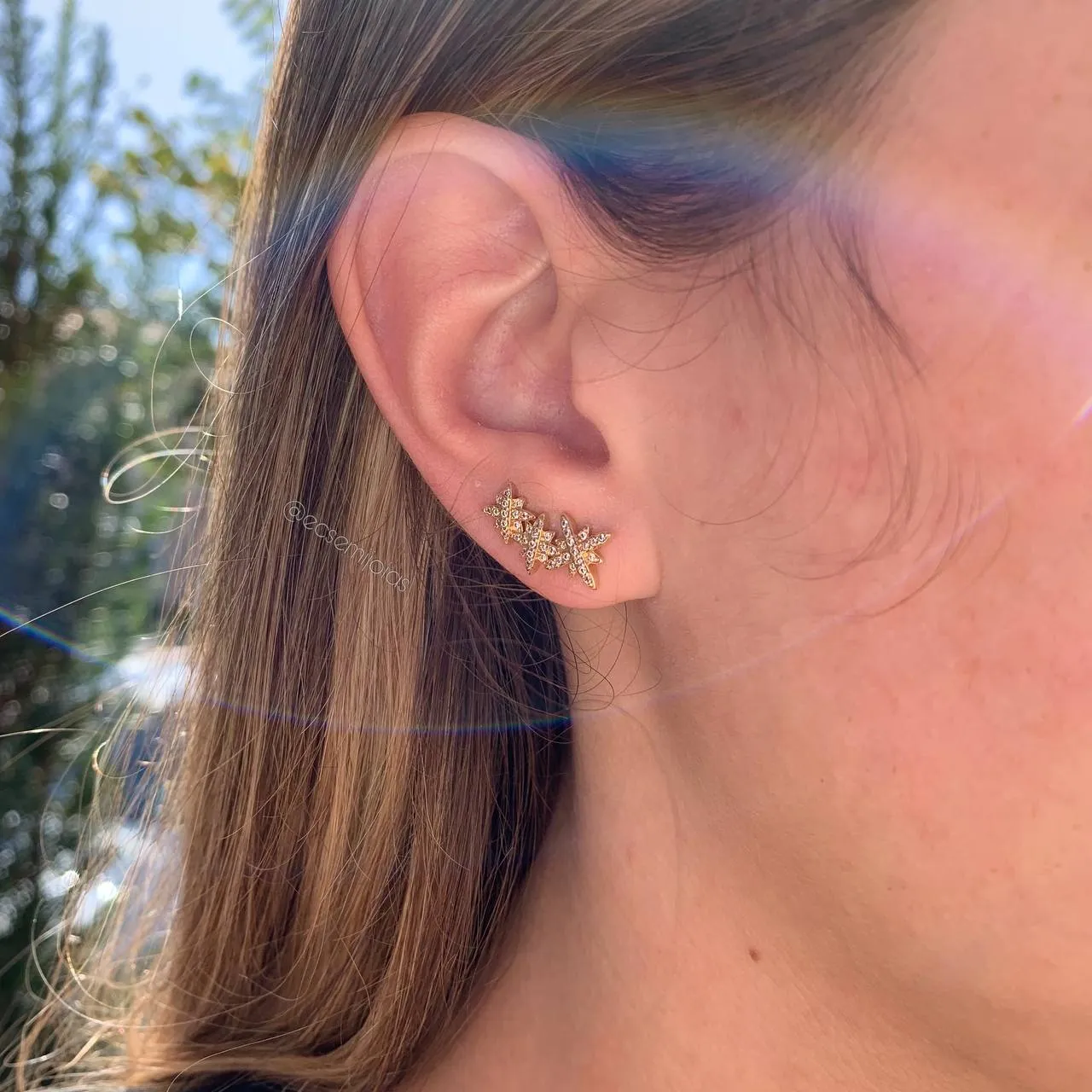 Brinco ear cuff 3 flores com linhas retas - banhado a ouro 18k