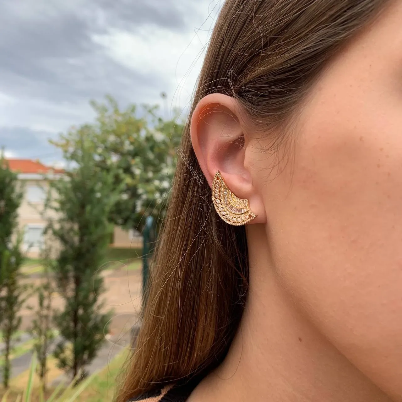 Brinco ear cuff asas todo cravejado com pedras redondas navetes e baguetes - banhado a ouro 18k