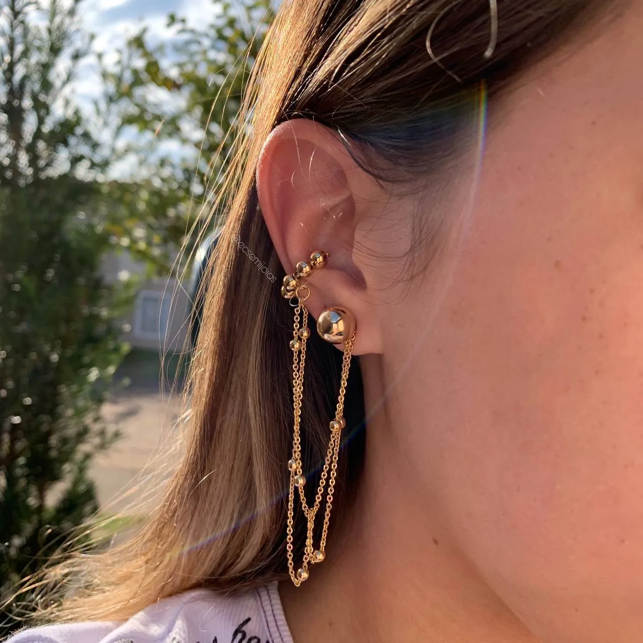Brinco ear cuff liso de bola com corrente de um lado só - banhado a ouro 18k