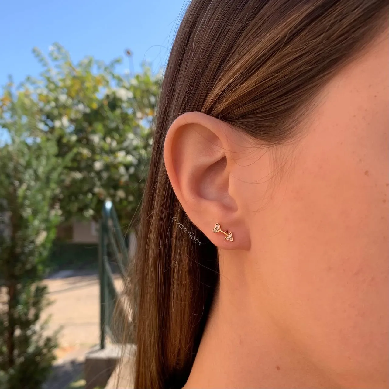 Brinco flexa - banhado a ouro 18k