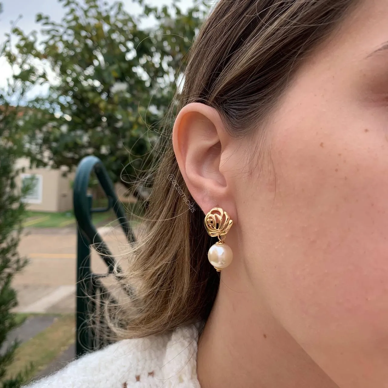 Brinco flor com pérola grande pendurada - banhado a ouro 18k