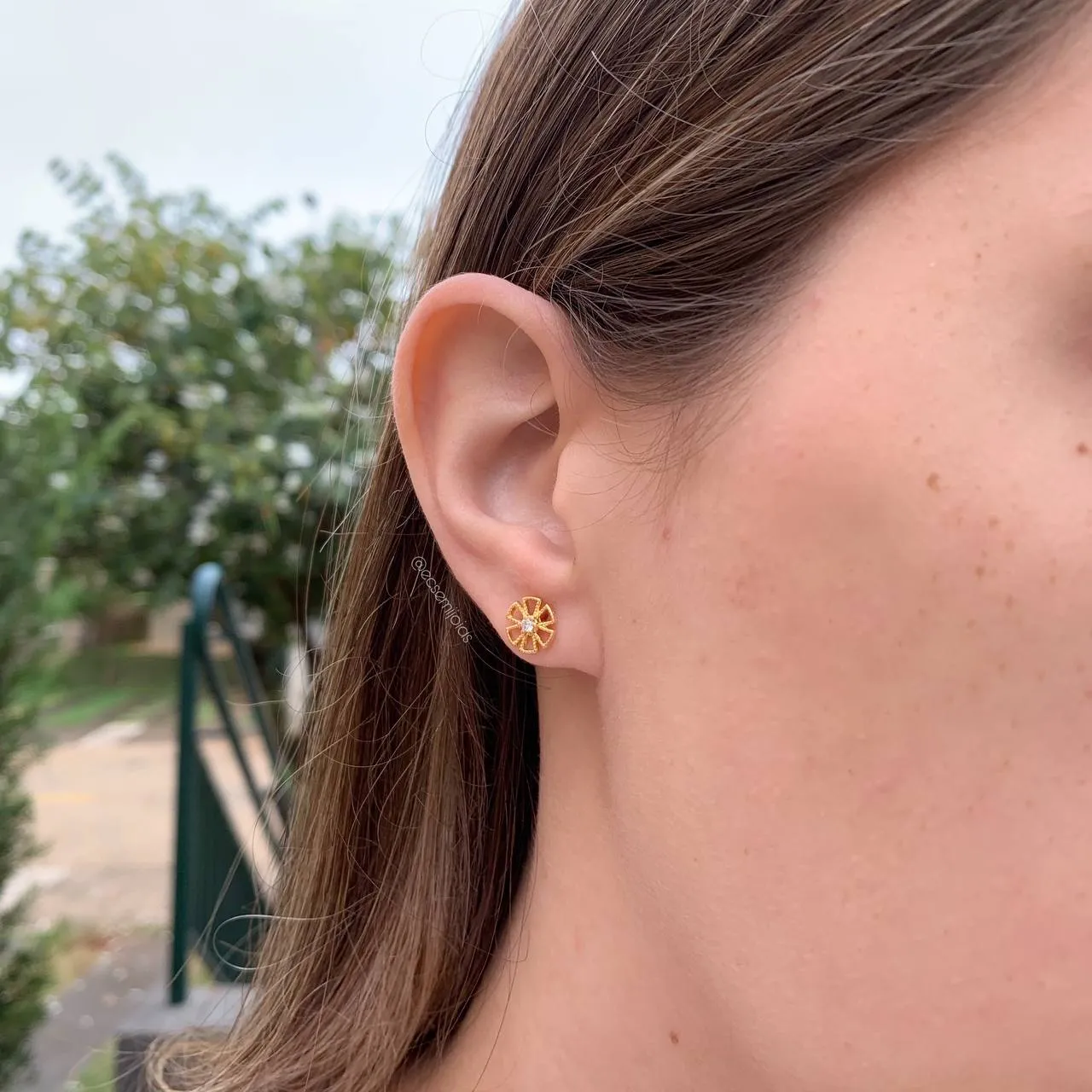 Brinco florzinha - banhado a ouro 18k